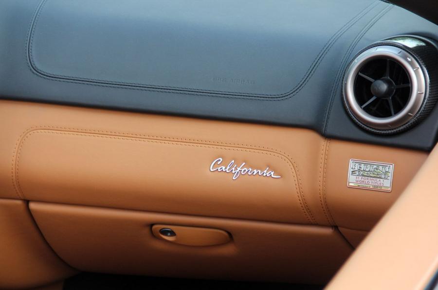 Детали интерьера Ferrari California 30 2012 года  (фото 13 из 58)